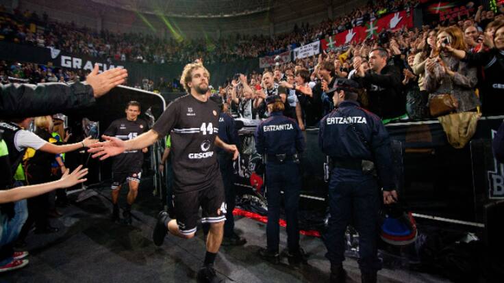 Bilbao Basket - 25 años, 25 plantillas | Roger Grimau, un bilbaíno de Barcelona: "Cuando empecé mi carrera de entrenador, a una de mis jugadas le puse el nombre de Txipi"