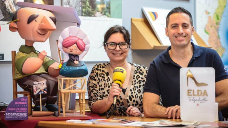 Rosa Vidal, concejala de Turismo de Elda, y Samuel Martínez, técnico de Turismo, sobre la visita guiada especial con motivo de las Fallas