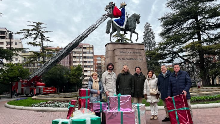 El monumento ecuestre al general Espartero, caracterizado como uno de los Reyes Magos de Oriente