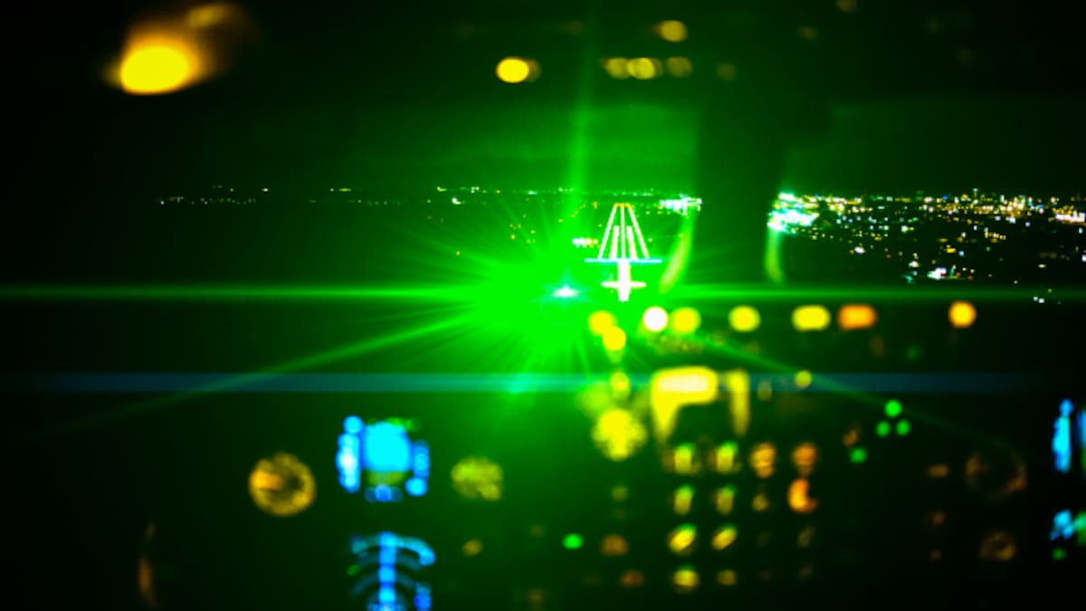 ¿Qué hace la tripulación de un avión cuando le apuntan con un láser durante el despegue?