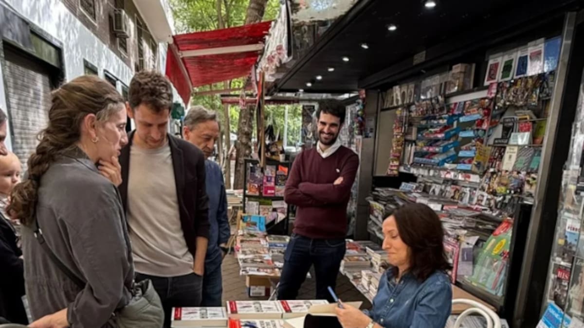 Un quiosquero reivindica la importancia de la prensa en papel: "Hace diez años me dijeron que los periódicos iban a durar dos años y ahí están"