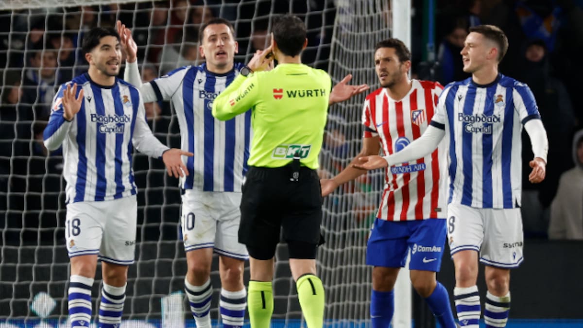 ¿Está bien anulado el autogol de Sorloth? Iturralde González explica el polémico fuera de juego del Real Sociedad-Atlético