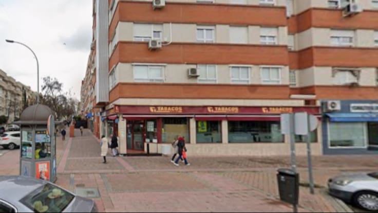 Eugenio Manrique López, propietario del estanco 'Cava las Américas' de Parla, habla sobre la venta de un décimo premiado con el Gordo de 'El Niño'.