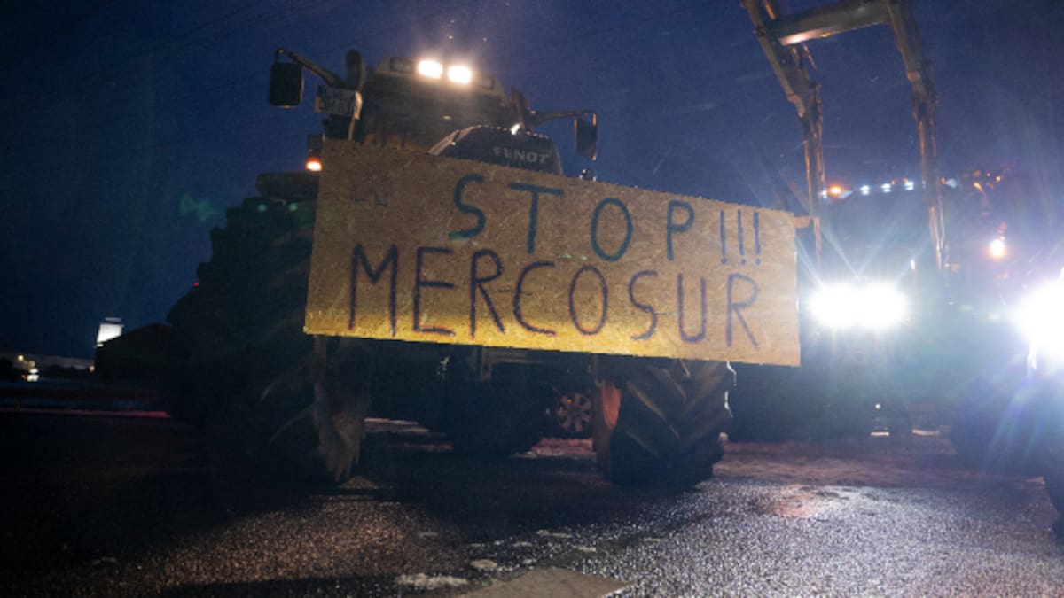 Els pagesos tallen l'AP-7 en protesta per l'acord del Mercosur: "No marxarem d'aquí"