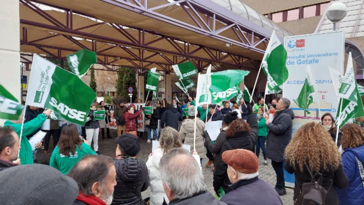 Raquel Rodríguez, portavoz de SATSE en el Hospital de Getafe, repasa los motivos de su concentración para exigir mejoras