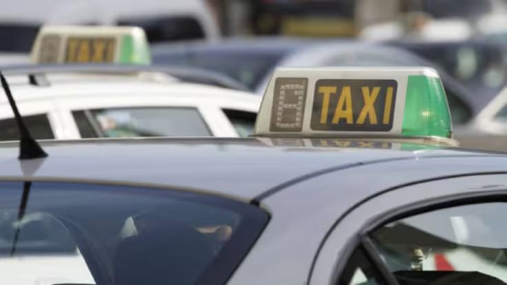 Santiago Raposo, el delegado de CSIF Policía Local y Rafael Baena, presidente de Élite Taxi Sevilla