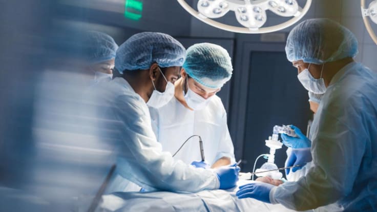 El método que confirma si queda cáncer mientras el cirujano sigue operando