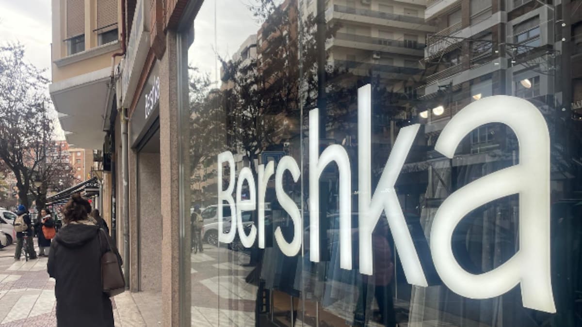 Logroño pierde poco a poco identidad comercial con los cierres de varias marcas de Inditex en la calle San Antón