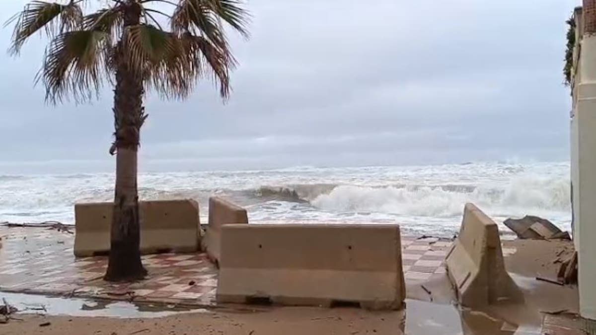 La playa de La Goleta desaparece con el último temporal marítimo