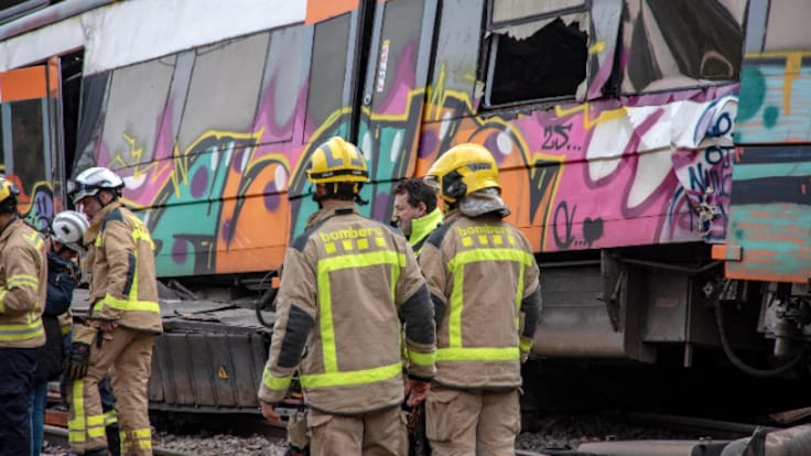 Els bombers encara no saben quant temps caldrà per retirar completament el tren accidentat a Gelida