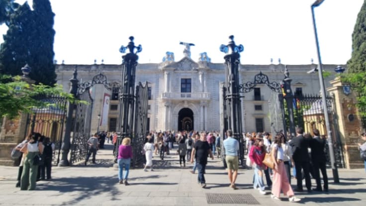 La vicerrectora de Bienestar de la US defiende el programa de convivencia entre alumnos y personas mayores: "Levamos 34 años emparejando a personas que se benefician mutuamente"