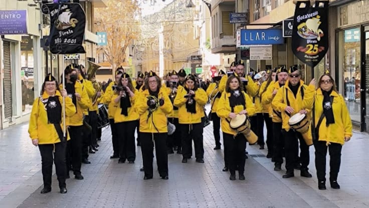 Entrevista | Sergio Riquelme y José Luis Andreu repasan 25 años de historia, música y pasión festera de Sotavento Pirata.