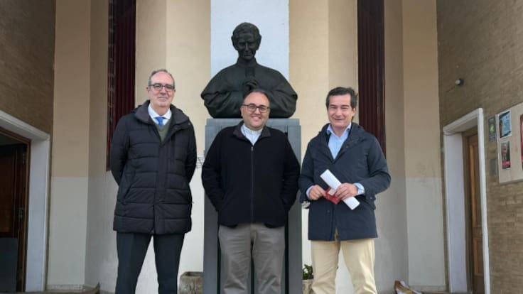 El Colegio de Farmacia entrega sus ordenadores a la parroquia de Jesús Obrero en las Tres Mil