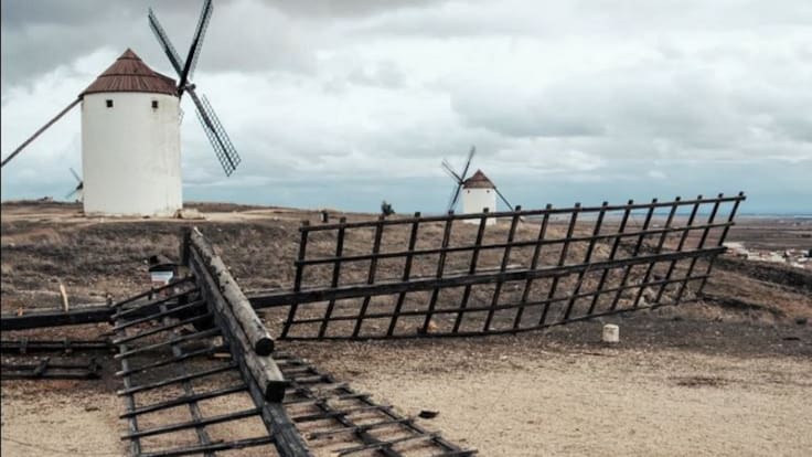 Un vídeo capta la caída de las aspas de un molino en Mota del Cuervo