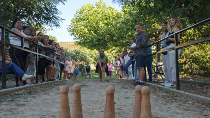 Alcanadre celebra Santa Águeda jugando a los bolos