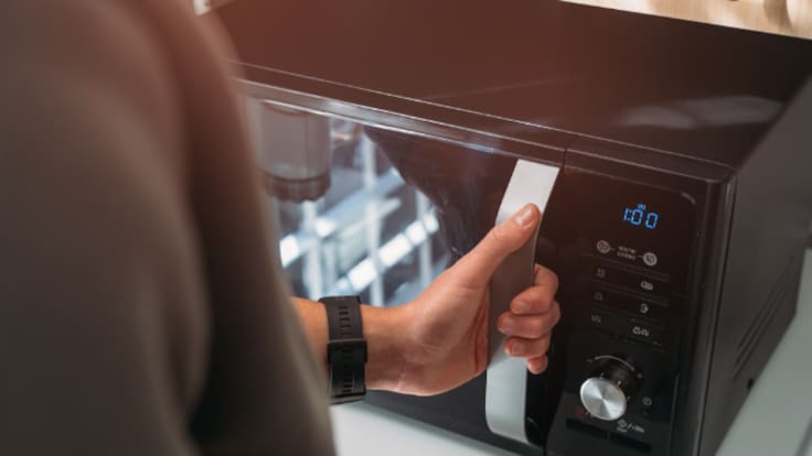 "Yo caliento el pijama en el microondas": Àngels Barceló no da crédito ante el truco definitivo para hacer frente al frío