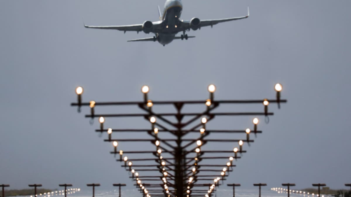 El análisis de Xavier Vidal-Folch | Xavier Vidal-Folch, sobre la subida de precios del avión por el caos ferroviario: "Una cosa es el funcionamiento del mercado y otra comportarse como hienas"