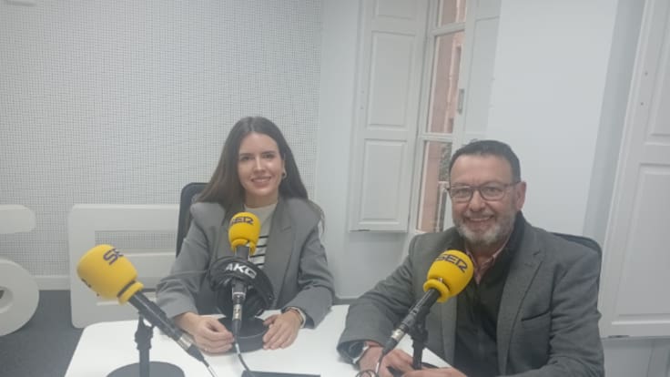Nicolás Garrido y Alba Vergara, presidente y trabajadora social de la AECC en Linares