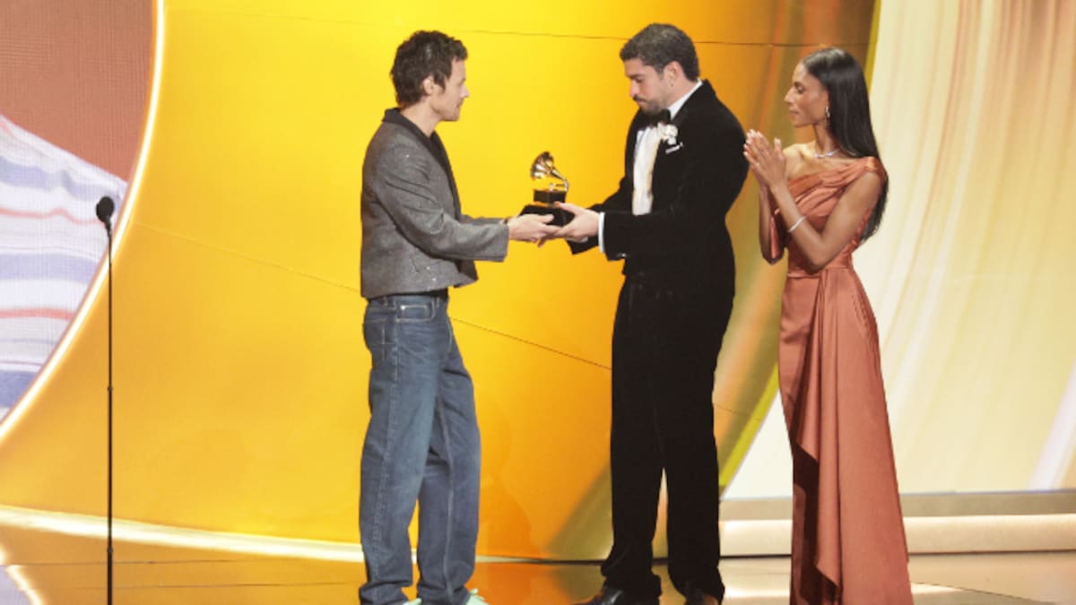 Este es el origen de 'Debí tirar más fotos' el disco del año de los Premios Grammy 2026