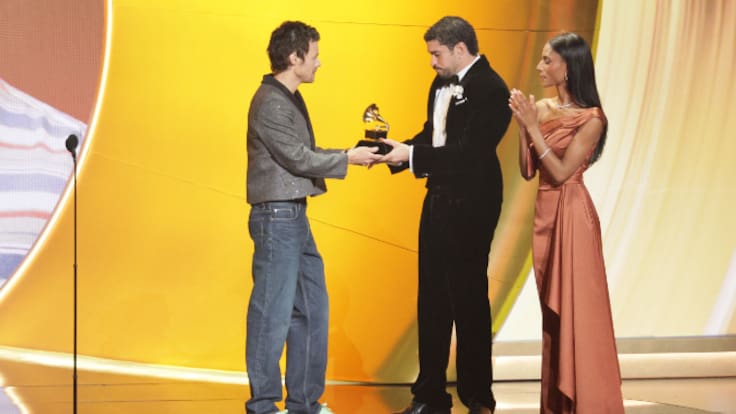 Este es el origen de 'Debí tirar más fotos' el disco del año de los Premios Grammy 2026