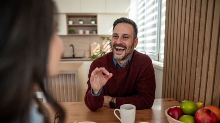 La sorpresa de una filóloga tras descubrir la definición de 'cuñadismo' de la RAE: "Es casi todo lo contrario"
