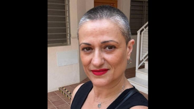 Rocío del Valle, paciente oncológica, y Carola Ballester, responsable de Psicología de la AECC