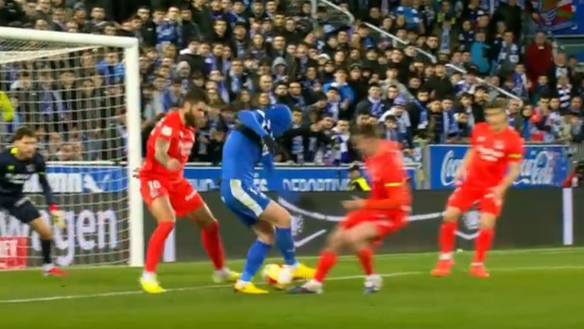 "¿Qué hostias ha pasado?": Álex Remiro no da crédito ante el penalti más surrealista de los últimos tiempos