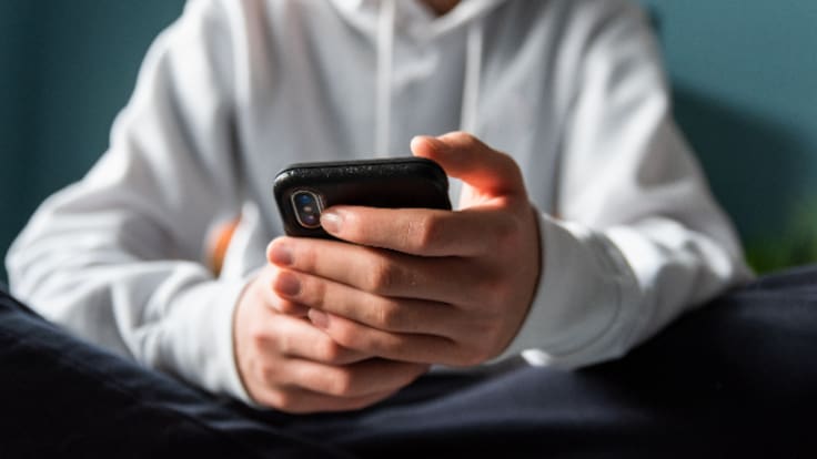 Quin és el senyal d'alarma per saber si el meu fill està enganxat a les xarxes socials?