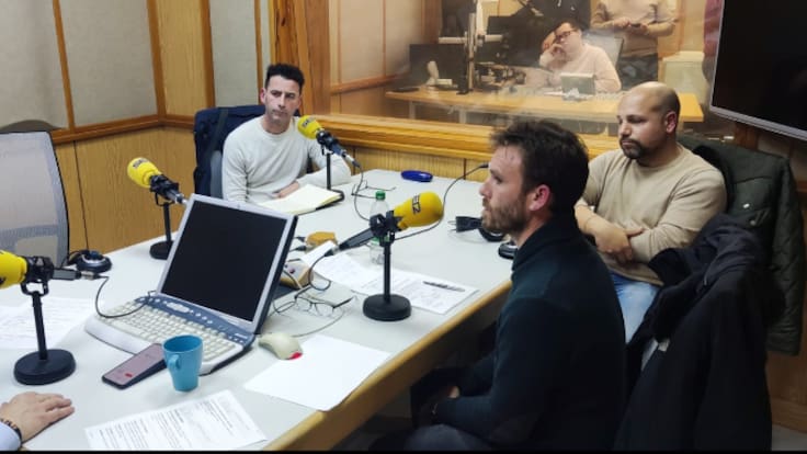 Los costaleros expulsados de La Macarena pasan este lunes por los micrófonos de Cruz de Guía