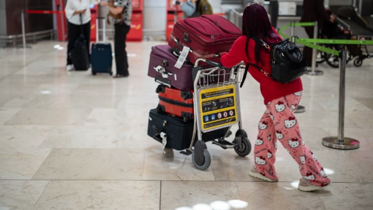 Iberia empieza a cobrar un cargo extra por las maletas blandas: a qué equipaje afecta y cuáles son los costes