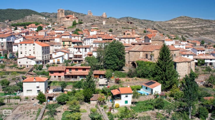 Enciso teje su memoria industrial en femenino con un proyecto colectivo de fotografías y bordado