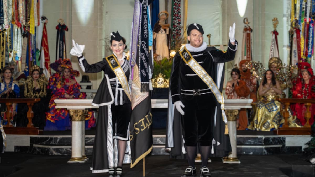 Daniel Martín y Ana Jover, capitán y abanderada de la Comparsa de Estudiantes, durante su participación en el programa Hoy por Hoy Elda Vinalopó.
