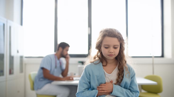 Por qué los niños suelen vomitar más que los adultos: hay una razón de peso