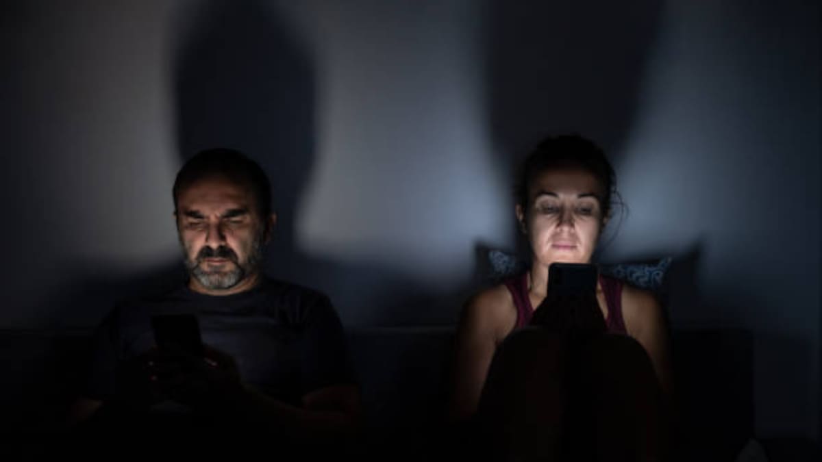 El móvil, la última luz que se apaga en seis de cada diez dormitorios españoles