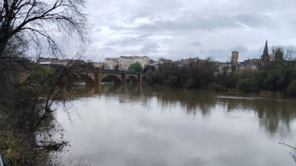Precaución con la crecida del Ebro este domingo a su paso por Logroño (15-02-2026)