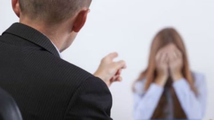 Si un jefe hace una proposición sexual no deseada, aunque solo sea una vez, ¿se puede considerar acoso sexual?: "La respuesta es sí"