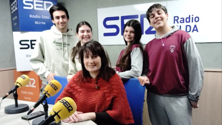 Mª Salud Sánchez, profesora del colegio Carmelitas de Elda, y cuatro de los actores comparten su experiencia sobre el musical.