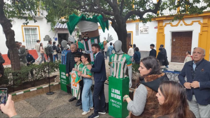 La entidad verdiblanca presenta la equipación hecha con naranjas que vestirá en el partido de este sábado contra el Rayo