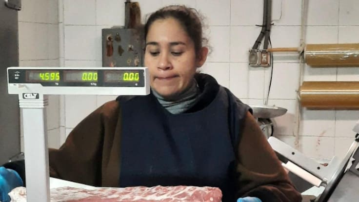 Abrir negocios para quedarse: la experiencia de la carnicera de Saelices