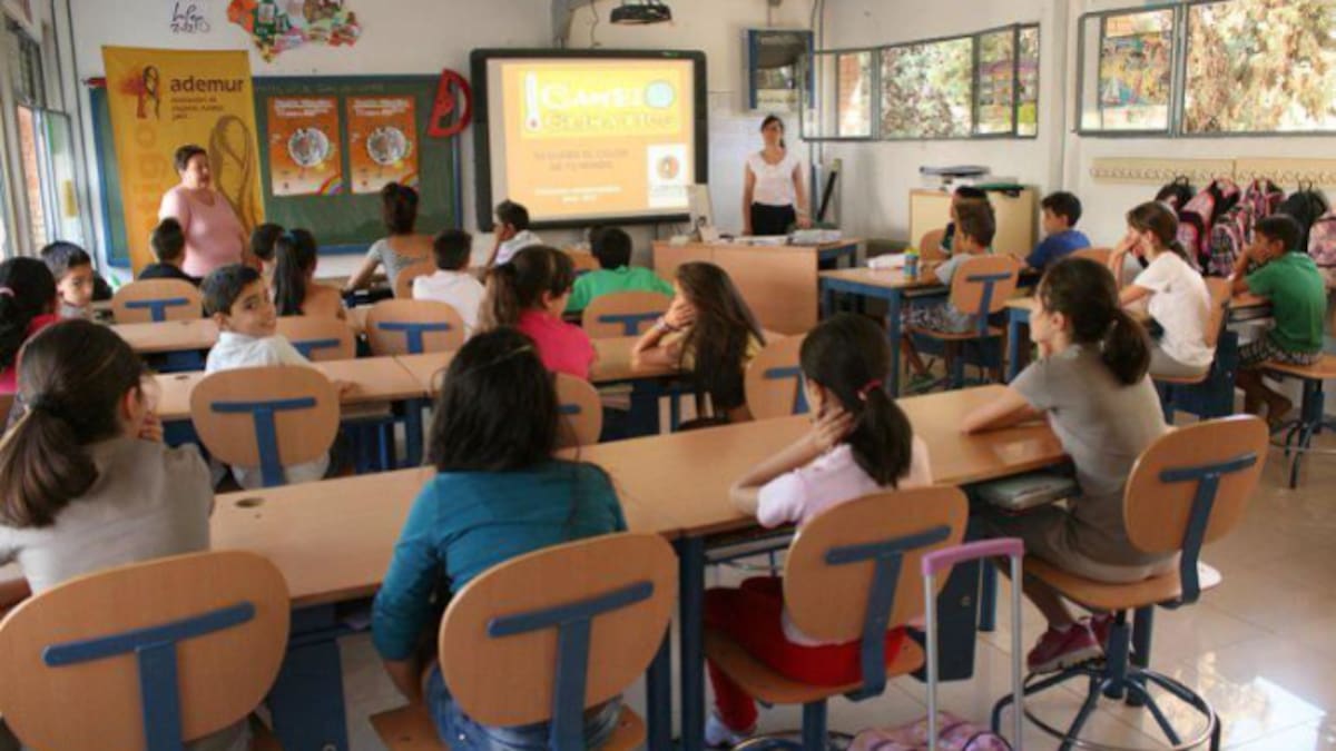 "Me han pedido hasta oposiciones": un profesor explica su forma de enseñar a través de canciones