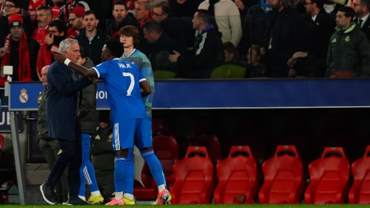 Mourinho, sobre Vinicius: "Tiene que ir a los hombros de sus compañeros y no meterse con un estadio de 60.000 personas"