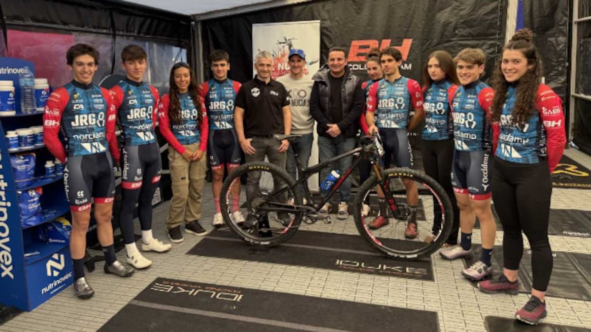 Bernabé Cano, alcalde de La Nucía acerca de la colaboración en el equipo JRG Norclamp Coloma Academy