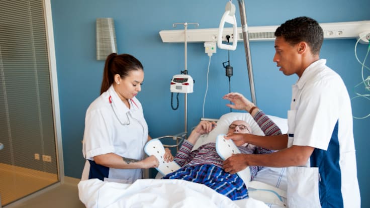 Charlamos con el geriatra Fran Soria sobre sujeciones físicas a los pacientes