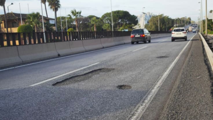 Reventones de ruedas disparan el trabajo de grúas y talleres tras las lluvias en Málaga