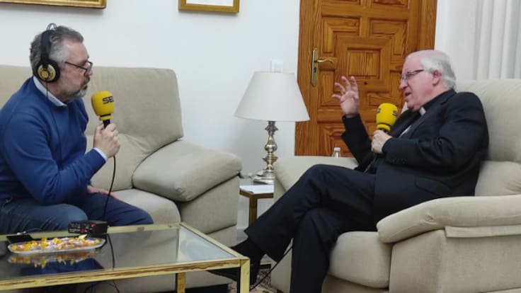 Saiz Meneses en Cruz de Guía: "No se puede salir de nazareno para hablar con el de al lado, saludar a todo el mundo o hacerse selfis"