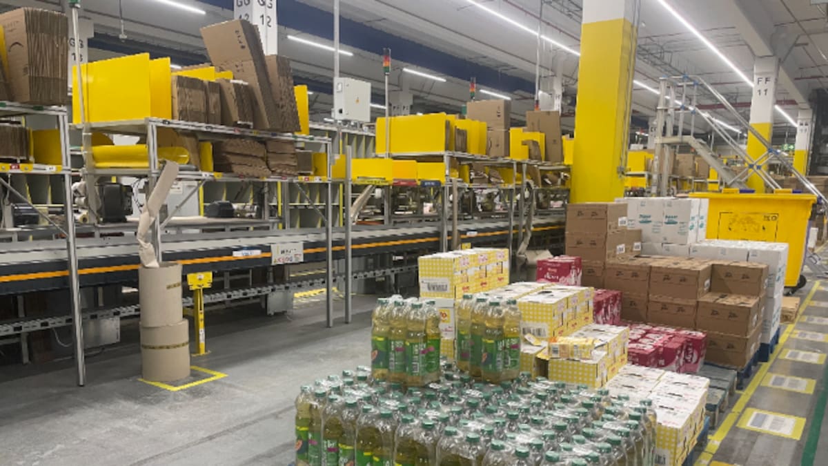 Sis paquets per segon: Entrem al centre logístic d'Amazon al Prat