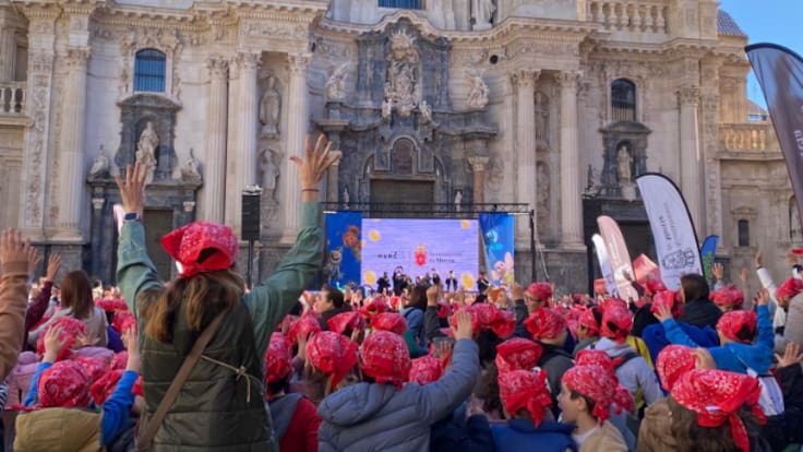 Hasta un millar de niños de dieciseis colegios de Murcia han apoyado la campaña #PañueloChallenge de la Fundación Aladina