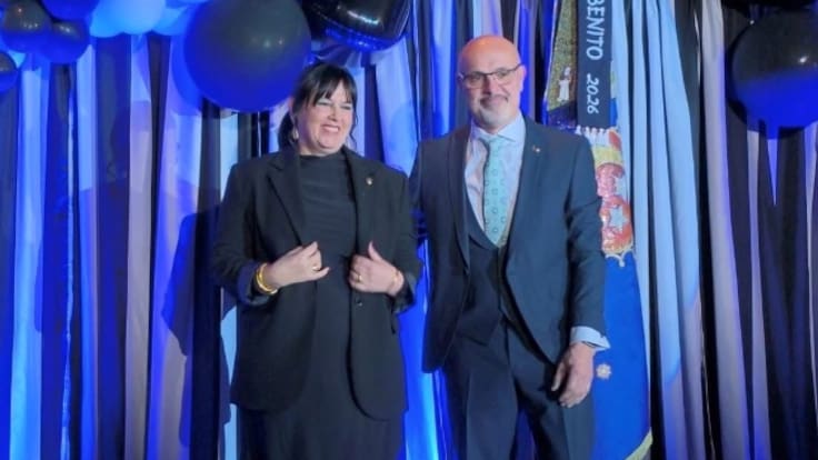 Loli Soler, Insignia de Oro y Javi Navarro y Antonio Juan reconocidos por 50 años de trayectoria en la comparsa.