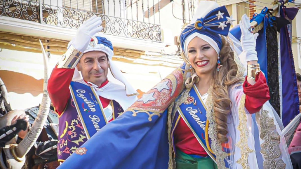 Benito Jurado y Cristina Jurado, capitán y abanderada de los Moros Realistas de Elda, comparten con entusiasmo cómo están viviendo el año más especial de su trayectoria festera.