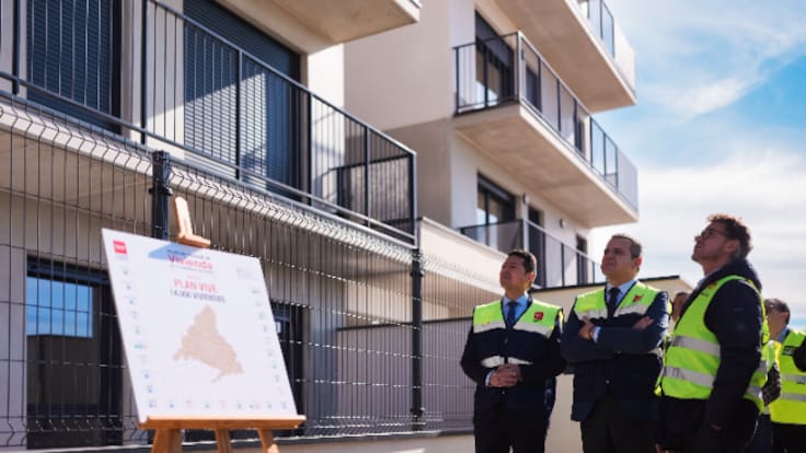 El consejero de Vivienda de la Comunidad de Madrid, Jorge Rodrigo, visita las obras del Plan VIVE en Humanes de Madrid